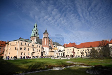 Téléchargez les photos : Cracovie, Pologne - 29 octobre 2022 : Personnes près du château royal de Wawel à Cracovie. - en image libre de droit