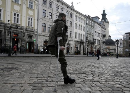 Téléchargez les photos : Lviv, Ukraine - 20 octobre 2023 : Un soldat amputé ukrainien marche dans le centre-ville de Lviv. - en image libre de droit