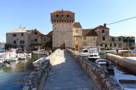 Foto de Kastel Gomilica es la ciudad más antigua de la bahía de Kastela en Dalmacia, Croacia. - Imagen libre de derechos