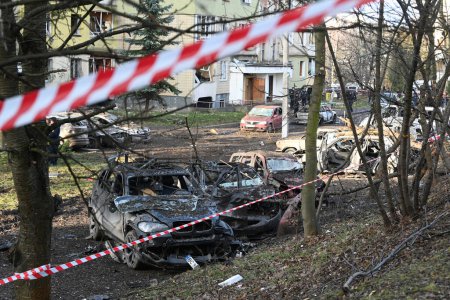 Téléchargez les photos : Lviv, Ukraine - 29 décembre 2023 : Destruction de voitures particulières sur le site d'une frappe de missile russe dans la ville de Lviv. - en image libre de droit
