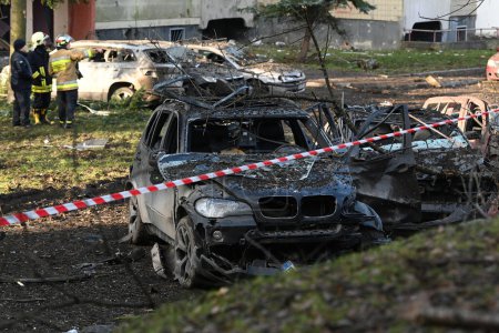 Téléchargez les photos : Lviv, Ukraine - 29 décembre 2023 : Destruction de voitures particulières sur le site d'une frappe de missile russe dans la ville de Lviv. - en image libre de droit