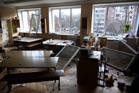 Foto de Lviv, Ucrania - 29 de diciembre de 2023: Aula escolar dañada después de un ataque con misiles rusos en la ciudad de Lviv - Imagen libre de derechos