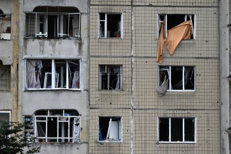 Foto de Lviv, Ucrania - 29 de diciembre de 2023: Edificio de apartamentos parcialmente destruido después de un ataque con misiles rusos en la ciudad de Lviv. - Imagen libre de derechos