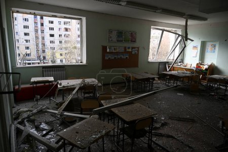 Foto de Lviv, Ucrania - 29 de diciembre de 2023: Aula escolar dañada después de un ataque con misiles rusos en la ciudad de Lviv - Imagen libre de derechos