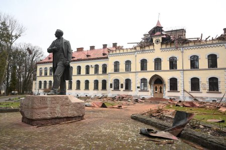 Téléchargez les photos : Lviv, Ukraine - 1 janvier 2024 : Monument de Stepan Bandera près de l'Université nationale de gestion de la nature de Lviv endommagée, après une attaque de drone russe à Lviv. - en image libre de droit