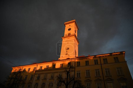 Téléchargez les photos : Tour de l'hôtel de ville de Lviv au coucher du soleil dans la ville de Lviv, Ukraine - en image libre de droit