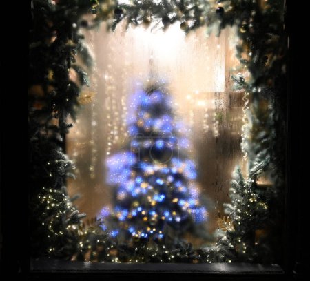 Téléchargez les photos : Arbre de Noël dans la vitrine. fond flou pour carte postale de Noël - en image libre de droit