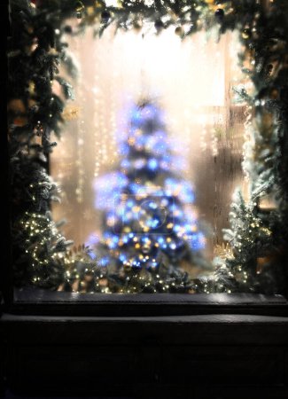Foto de Árbol de Navidad en el escaparate. fondo borroso para la postal de Navidad - Imagen libre de derechos