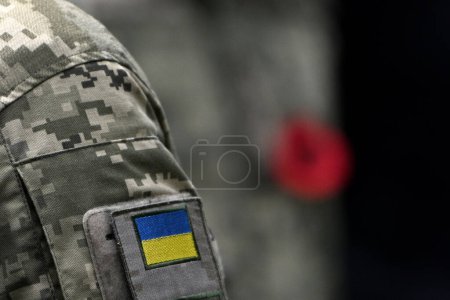 Soldados ucranianos. Bandera de Ucrania en uniforme militar. Día del Recuerdo. Día de la amapola.