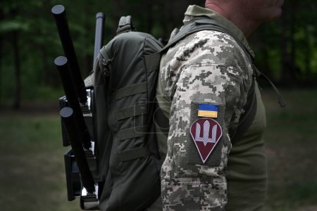 Militares ucranianos con mochila anti-drones. BM, guerra radioelectrónica.