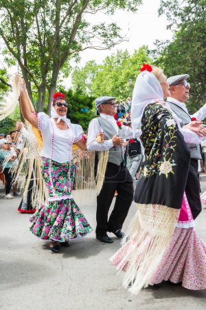 Téléchargez les photos : Madrid, Espagne, 2022. La tradition des chotis est toujours vivante dans la Pradera de San Isidro à Madrid, où les couples célébrant la fête du printemps de Madrid - en image libre de droit