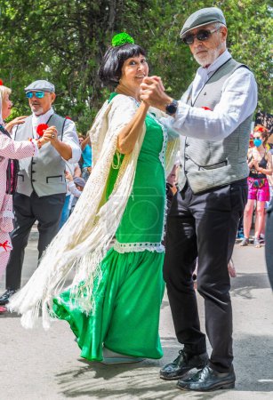Téléchargez les photos : Madrid, Espagne, 2022. Le 15 mai, dans la belle "Pradera de San Isidro" de Madrid, les couples dansent spontanément les Chotis espagnols traditionnels - en image libre de droit