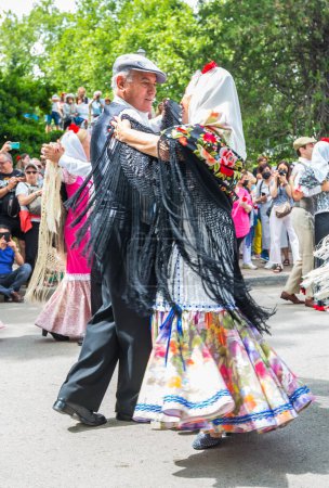 Téléchargez les photos : Madrid, Espagne, 2022. La tradition des chotis est toujours vivante dans la Pradera de San Isidro à Madrid, où les couples célébrant la fête du printemps de Madrid - en image libre de droit