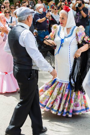 Foto de Madrid, España, 2022. La tradición del choti sigue viva en la Pradera de San Isidro de Madrid, donde ParejasCelebrando el Festival de Primavera de Madrid - Imagen libre de derechos