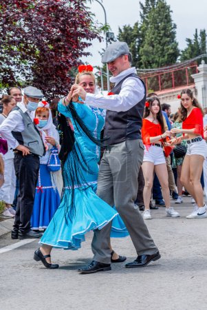 Téléchargez les photos : Madrid, Espagne, 2022. La tradition des choti est toujours vivante dans la Pradera de San Isidro à Madrid, où CouplesCelebrating Madrid's Spring Festival - en image libre de droit