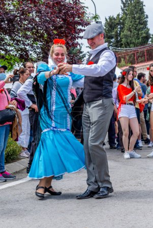 Foto de Madrid, España, 2022. 15 de mayo, en la hermosa "Pradera de San Isidro" de Madrid, parejas bailan espontáneamente el tradicional Chotis español - Imagen libre de derechos