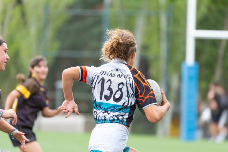 Téléchargez les photos : Madrid, Espaa, 13-10-2023. Dusk Delight : Rugby féminin collégial en action - en image libre de droit