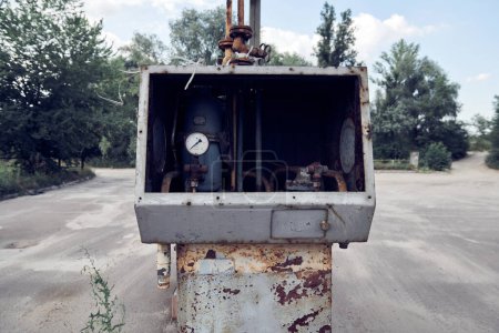 Téléchargez les photos : Station service soviétique de GPL abandonnée. Une ancienne station-service de pétrole liquéfié d'URSS à la campagne. Photo horizontale. - en image libre de droit