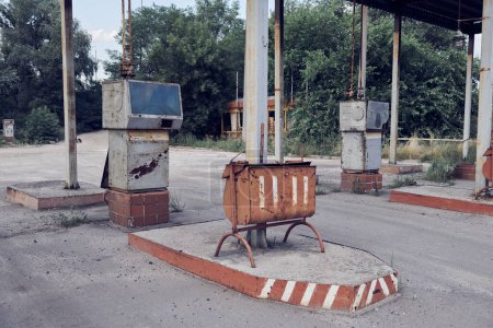 Téléchargez les photos : Station service soviétique de GPL abandonnée. Une ancienne station-service de pétrole liquéfié d'URSS à la campagne. Photo horizontale. - en image libre de droit