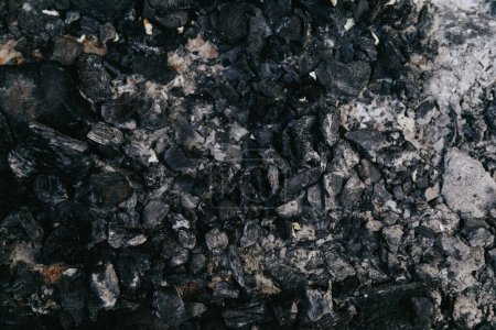 Téléchargez les photos : Contexte du charbon et des cendres. Charbon et cendres texture. - en image libre de droit