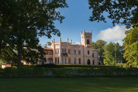 Schloss Aluksne wurde im Stil der englischen Neugotik erbaut, Lettland