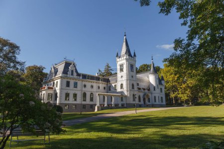 Téléchargez les photos : Ancien palais de contes de fées à Stameriena, Lettonie. Heure d'été, couleurs vives le jour - en image libre de droit
