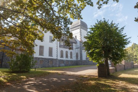 Téléchargez les photos : Manoir de Jaungulbene en Lettonie. Il a été construit dans le style néo-gothique Tudor et achevé en 1878 - en image libre de droit