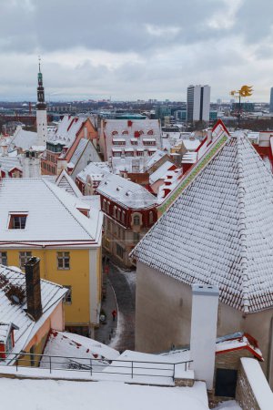 TALLINN, ESTLAND - 15. JAN 2023: Verschneite Hausdächer in der Altstadt von Tallinn nach Schneefall