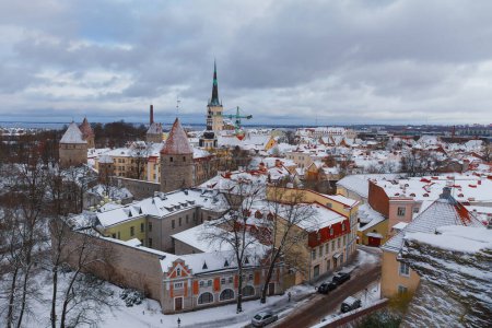 TALLINN, ESTLAND - 15. JAN 2023: Verschneite Hausdächer in der Altstadt von Tallinn nach Schneefall