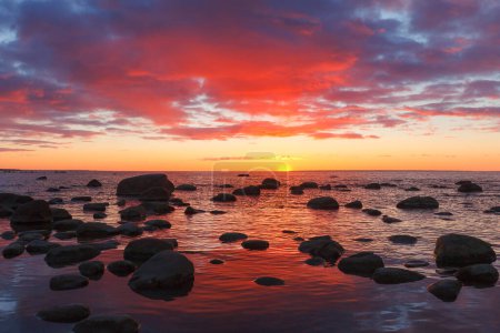 Foto de Vista tardía al atardecer rojo de la costa rocosa del mar, luz damática, larga exposición - Imagen libre de derechos