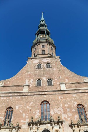 Torre de la iglesia de San Pedro en el casco antiguo de Riga, Letonia