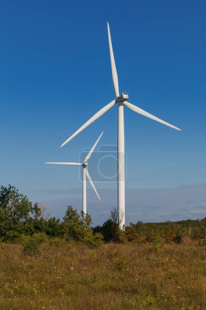 Téléchargez les photos : Turbines éoliennes produisant de l'électricité, champ de Paldiski, Estonie - en image libre de droit