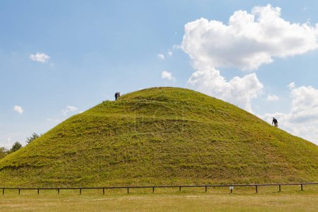 Téléchargez les photos : Une colline ronde verte idéale et un ciel bleu avec des nuages au-dessus. Krakus Mound, Cracovie, Pologne. - en image libre de droit