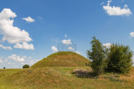 Ideale grüne runde Hügel und blauer Himmel mit Wolken darüber. Krakus Mound, Krakau, Polen.