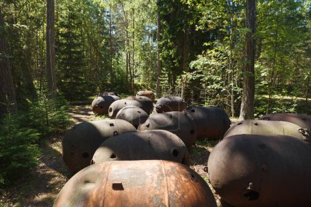 Antiguas minas submarinas de la Segunda Guerra Mundial en la antigua base militar de la URSS. Naissaar, Estonia. Minas oxidadas por el clima al aire libre