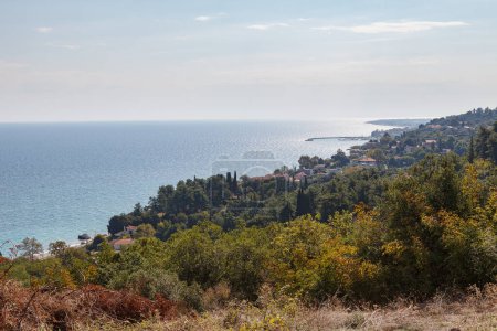 Luftaufnahme von Dörfern und Küste von der Burg von Platamon, Pieria, Mazedonien, Griechenland