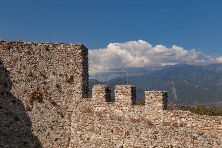 Murallas del castillo medieval Platamon, Grecia. Hora de verano.