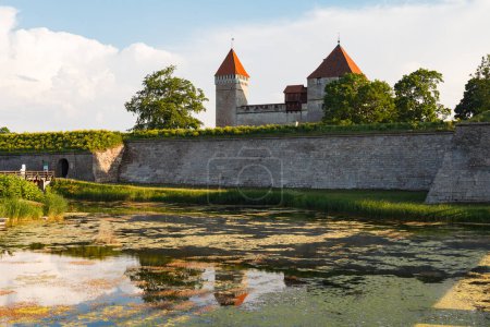 Castillo de Kuressaare en Saaremaa, Estonia. Día soleado de verano.