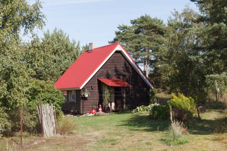 Ländliche Holzhäuser auf einer kleinen Insel. Prangli, Estland.