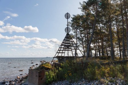 Téléchargez les photos : Antenne militaire soviétique abandonnée sur l'île d'Aegna, Estonie - en image libre de droit