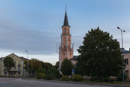 Vista de la ciudad de Sillamae, Estonia. Día soleado de otoño temprano.