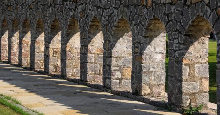 Téléchargez les photos : Rangée d'Arches dans les tombes historiques de Qutb Shahi à Hyderabad, Inde - en image libre de droit