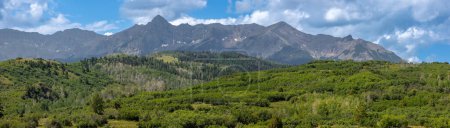 Foto de Vista panorámica del paisaje de Mount Sneffles en Continental divide en Colorado durante el verano. - Imagen libre de derechos