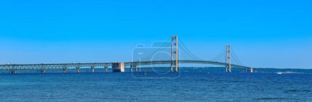 Foto de Histórico puente Mackinac en Michigan, es el puente colgante más largo de América - Imagen libre de derechos