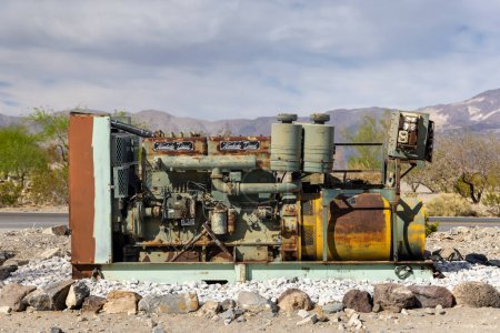Téléchargez les photos : Death Valley National Park, CA, États-Unis - 4 avril 2022 : Un vieux moteur diesel rouillé exposé pour les visiteurs du parc national de Death Valley, Californie - en image libre de droit