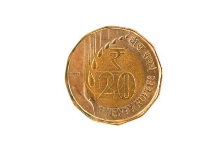 Foto de Vista de cerca de veinte rupias moneda india aislada sobre fondo blanco - Imagen libre de derechos