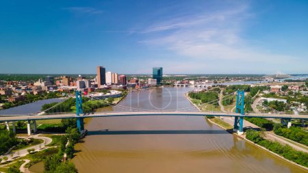 Téléchargez les photos : Toledo, Ohio, États-Unis - 23 juillet 2022 : Vue du pont Anthony Wayne au centre-ville de Toledo, Ohio, États-Unis, est un point de repère célèbre dans la ville de Toledo. - en image libre de droit