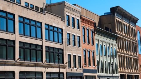Téléchargez les photos : Rangée de bâtiments d'affaires colorés dans le centre-ville de Toledo, Ohio, États-Unis. - en image libre de droit