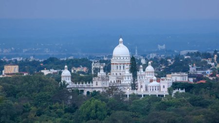 Téléchargez les photos : Palais historique Lalitha Mahal dans la banlieue de la ville de Mysore en Inde, construit en 1921. - en image libre de droit