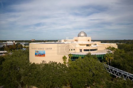 Téléchargez les photos : Orlando, Florida - December 26, 2022 : The Orlando Science Center is a private science museum opened on February 1,1997 located in Orlando, Florida . - en image libre de droit